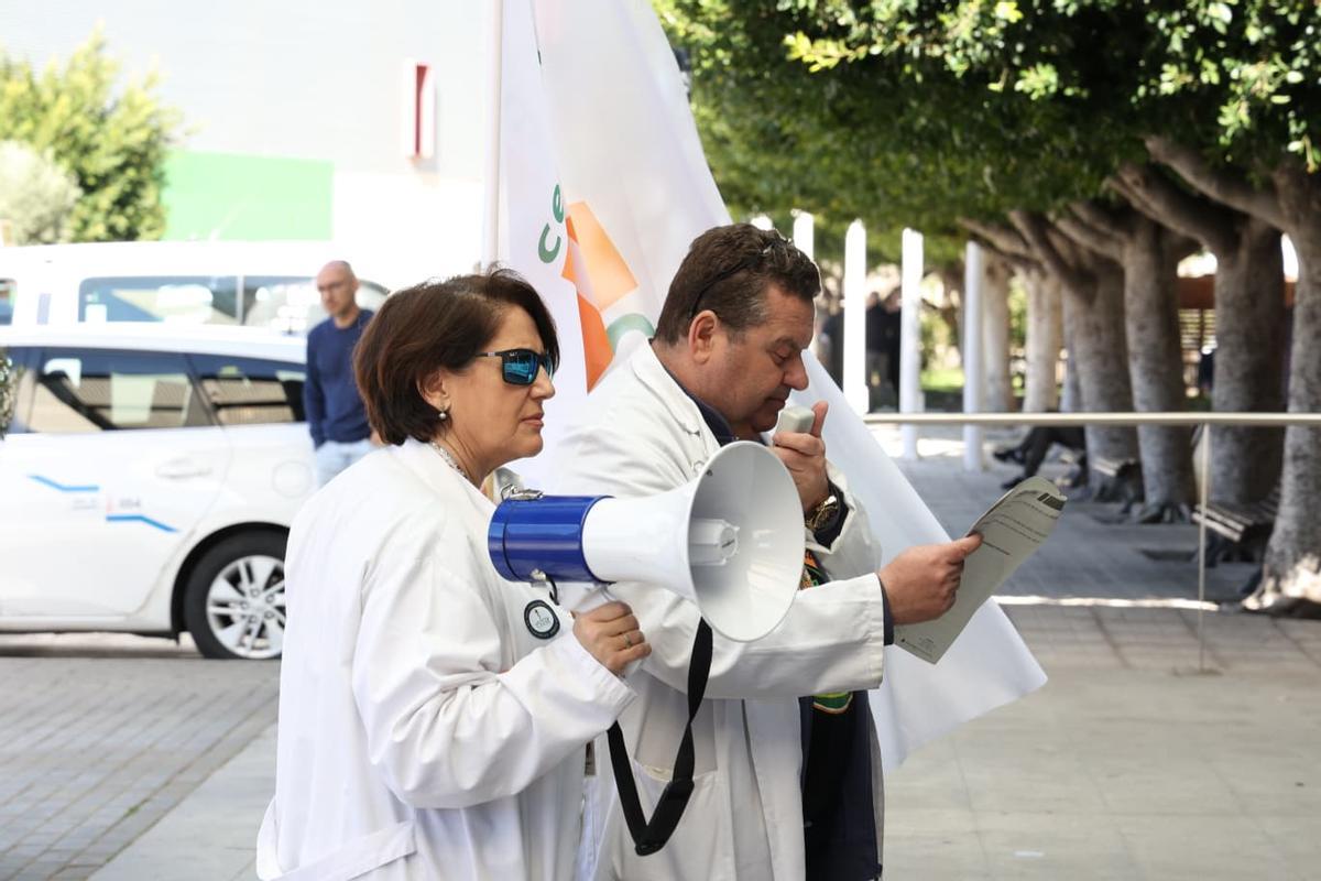 Concentración con motivo de la nueva huelga de médicos ante el Hospital General de Alicante