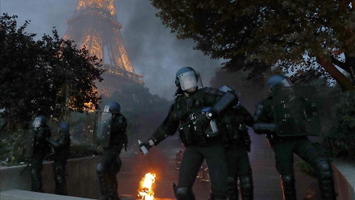 La policía lanza gases lacrimógenos para frenar los disturbios en la zona anexa a la 'fanzone' de la Torre Eiffel.