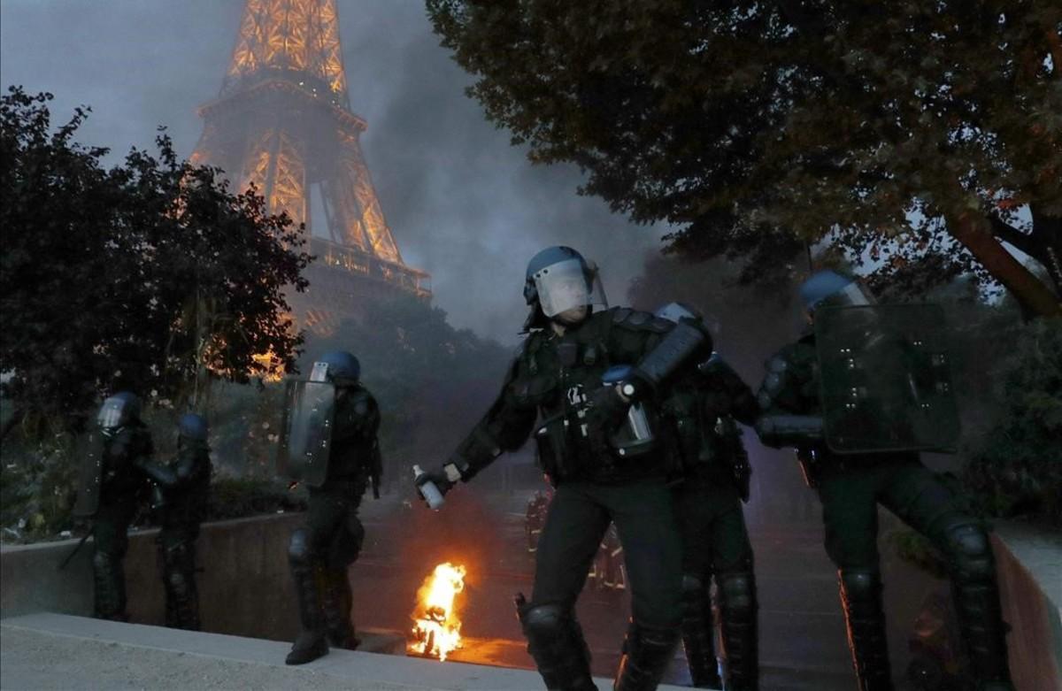 jmexposito34658331 french riot police react with tear gas during clashes near t160710231053