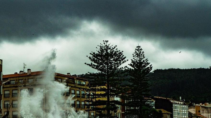 Fuerte oleaje ayer en el frente marítimo de Bueu. // Xistro-Photos