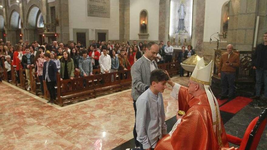 El obispo Leonardo Lemos confirmó a los jóvenes en Fátima. // Iñaki Osorio