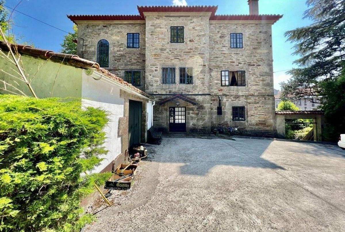 La fachada del Pazo de Baldomero Lois Asorey, en Santiago.