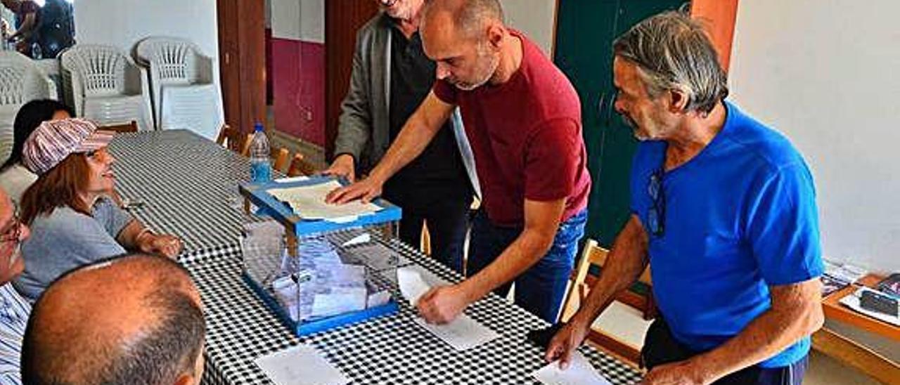 Un momento del recuento de votos, con el concejal Sergio Millares y miembros de la asociación Artemi.