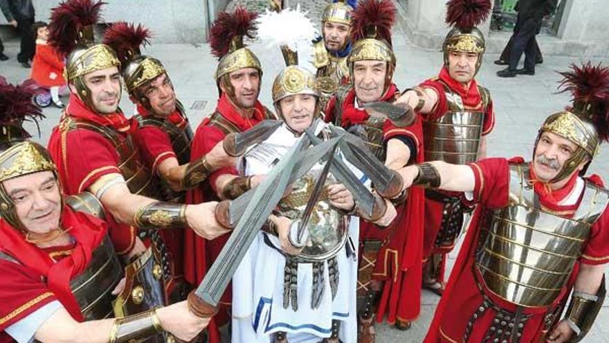 La Legión Berobreo, ayer, antes de unirse a la procesión, con el centurión en el centro.