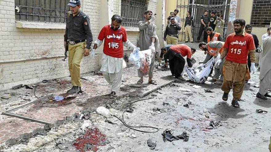 Treballadors dels serveis de rescat recullen els cossos sense vida de les víctimes a l&#039;hospital de Quetta