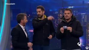 El momento de la entrada sorpresa de David Broncano y Dani Martín en el plató de El Hormiguero.