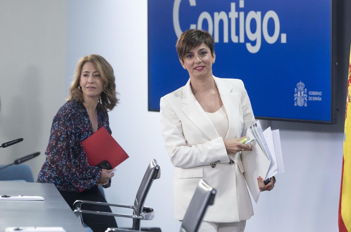 La portavoz del Gobierno, Isabel Rodríguez, y la ministra de Transportes, Raquel Jiménez, este martes, en la rueda de prensa posterior al Consejo de Ministros.