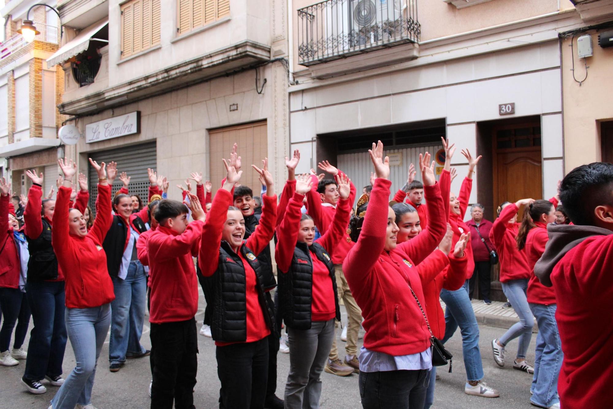 Las comisiones falleras llenan Alzira de música y baile en el desfile de pasodobles