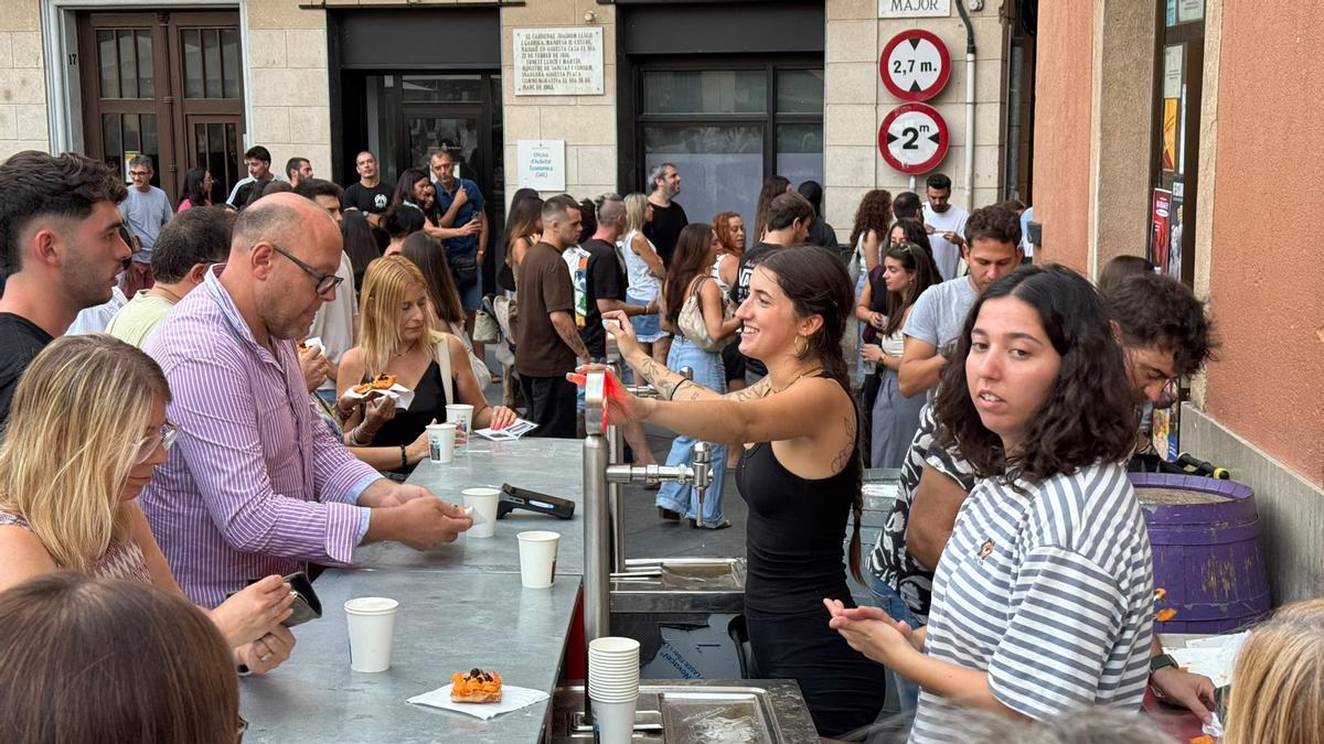 Ambient a la barra del Toni's quan s'ha començat animar de gent