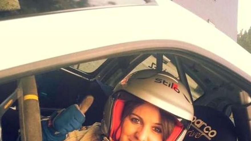 La piloto de Salceda Vanessa Pérez, a los mandos de su coche.