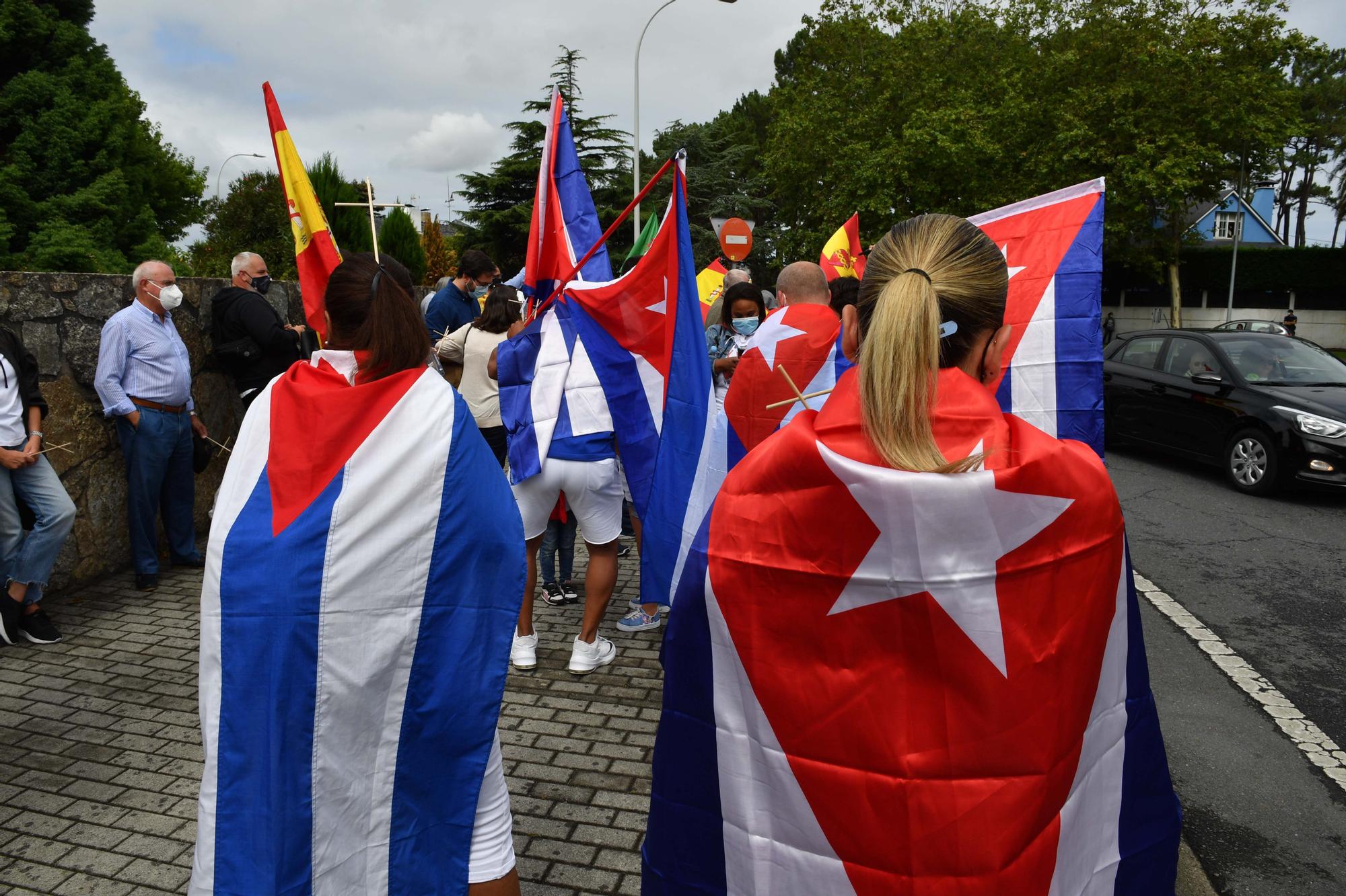 Concentración de cubanos contra la represión en Cuba y la estatua de Che Guevara en Oleiros