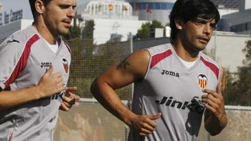 Gago y Banega, en el entrenamiento del Valencia, hoy, en Paterna.