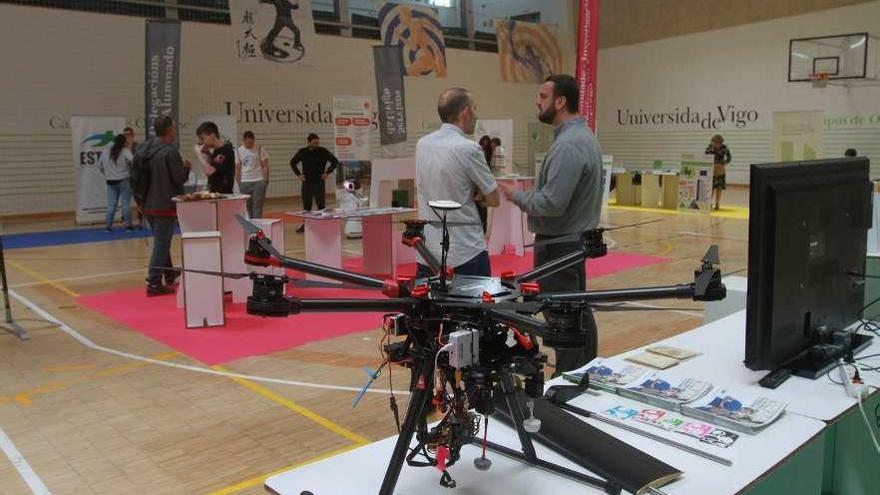 Docentes de la Escuela de Aeronáutica incluyeron un dron en su presentación. // Iñaki Osorio
