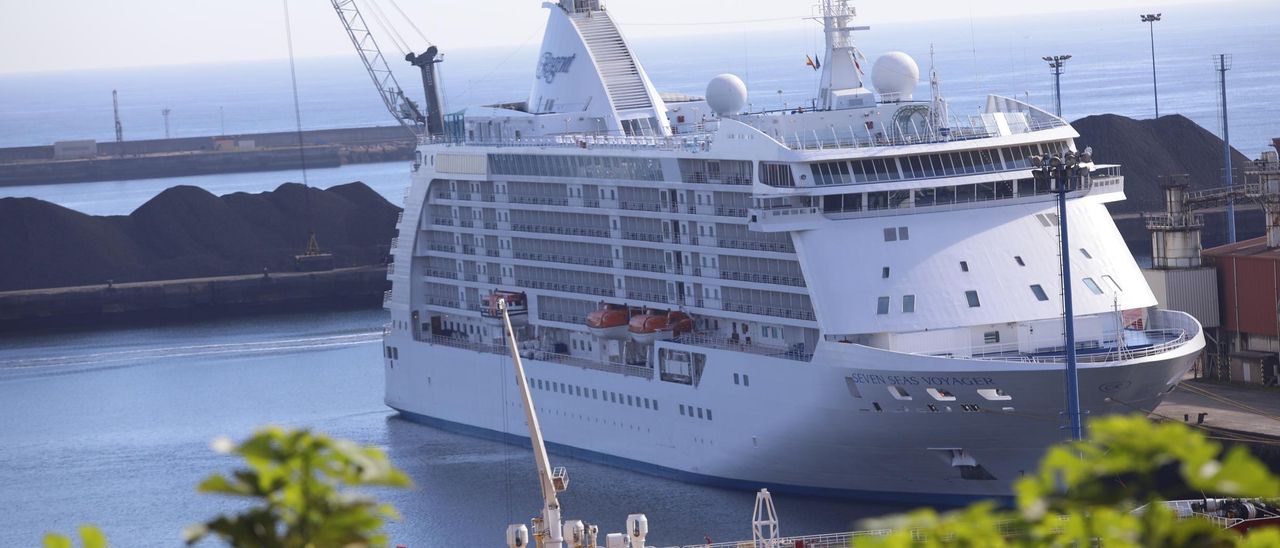 El crucero "Seven Seas Voyager", en El Musel.