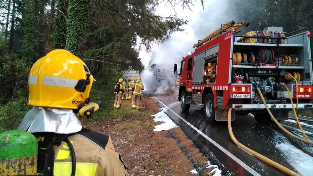 Els Bombers treballant en l'incendi del camió