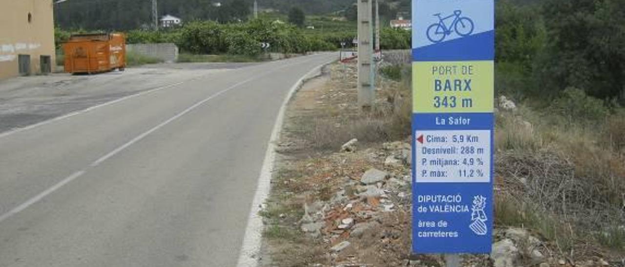 Diputación señaliza el puerto de Barx para indicar a los ciclistas la distancia y la pendiente