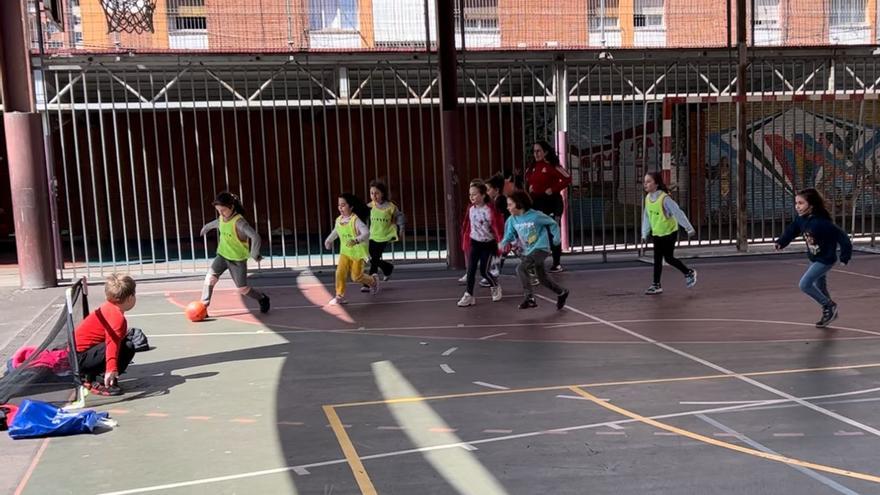 El Gijón Fútbol Femenino, entrenador del colegio Príncipe de Asturias por un día