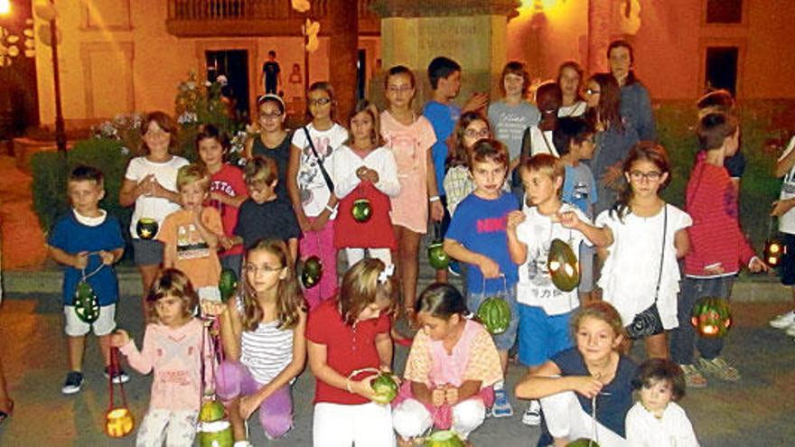 Niños en el acto convocado por la Fundació Jaume Ribot i Amengual y con Jaume Andreu de guía.