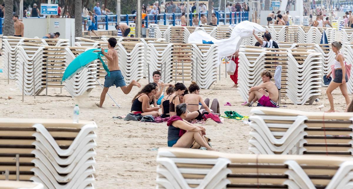 La alerta vacía el mar pero no el arenal del Postiguet