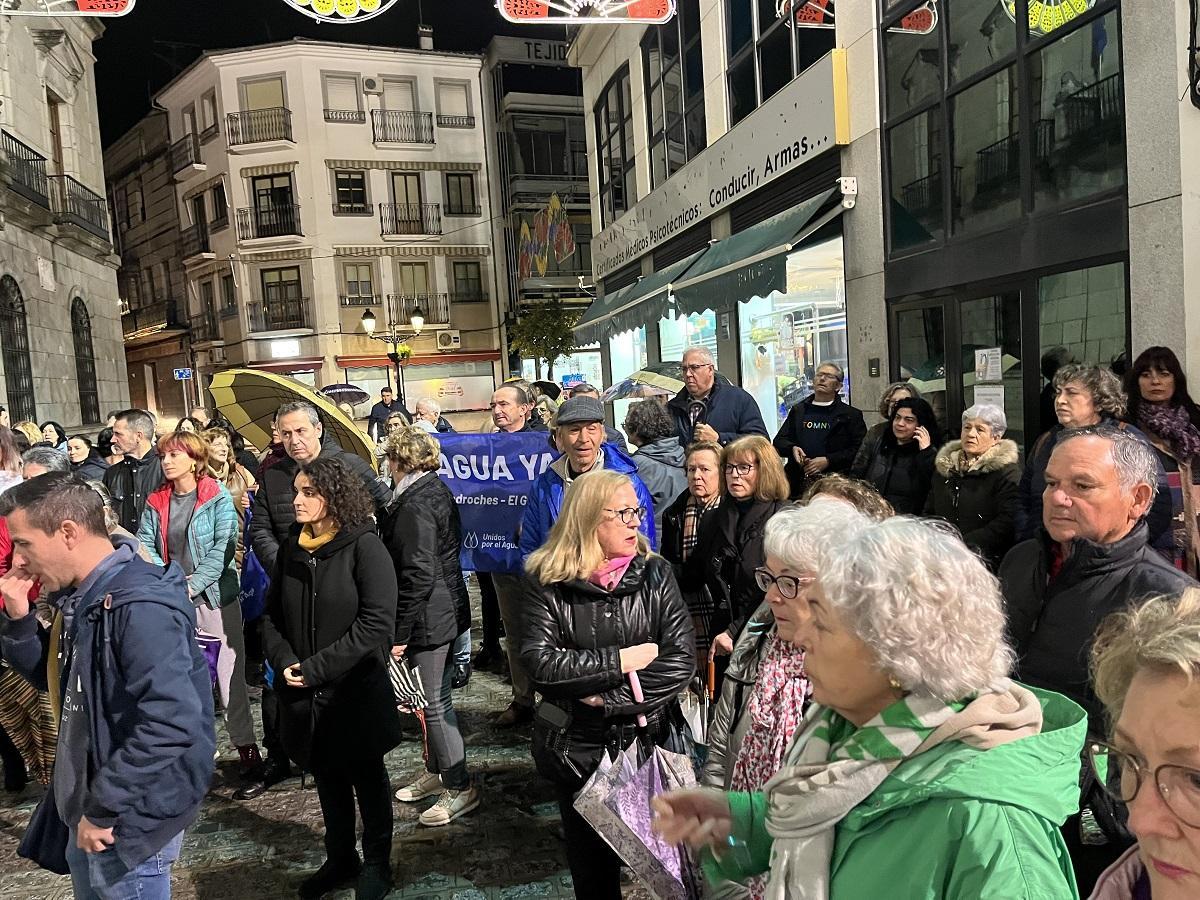 Participantes en la concentración ante las puertas del Ayuntamiento de Pozoblanco.