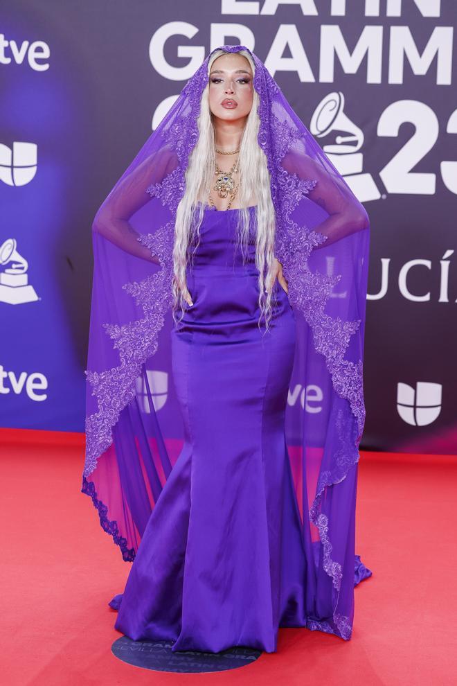 Lola Índigo, una virgen púrpura por obra y gracia de Nicolás Montenegro en los Latin Grammy