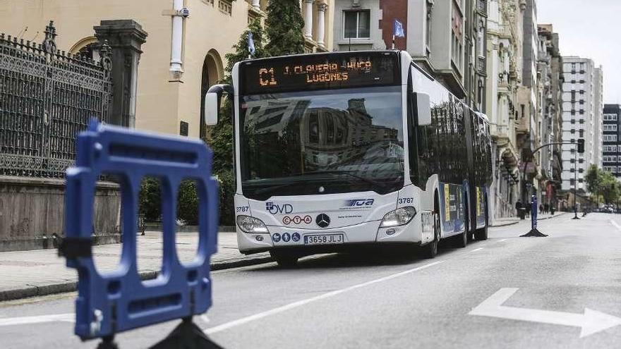 Un autobús urbano en la calle Marqués de Santa Cruz.