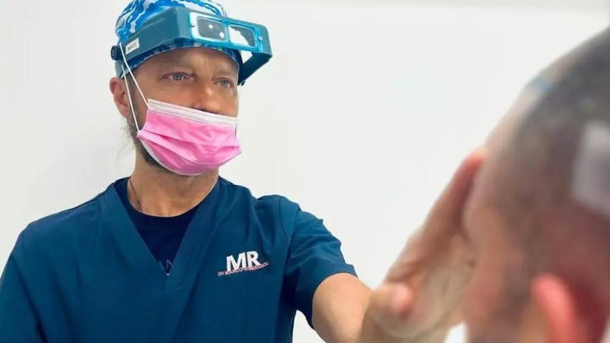 El doctor Marco Romagnoli atendiendo a un paciente