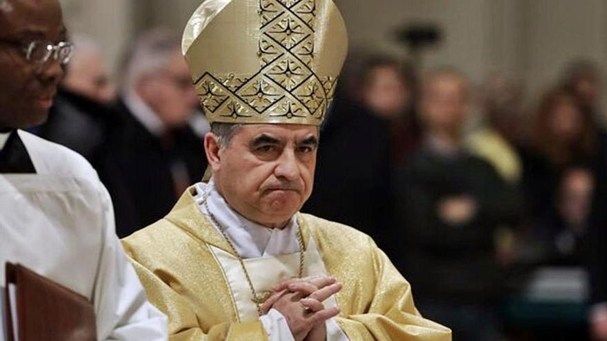 El cardenal Becciu dirigia la Secretaria d'Estat que va fer les polèmiques inversions.