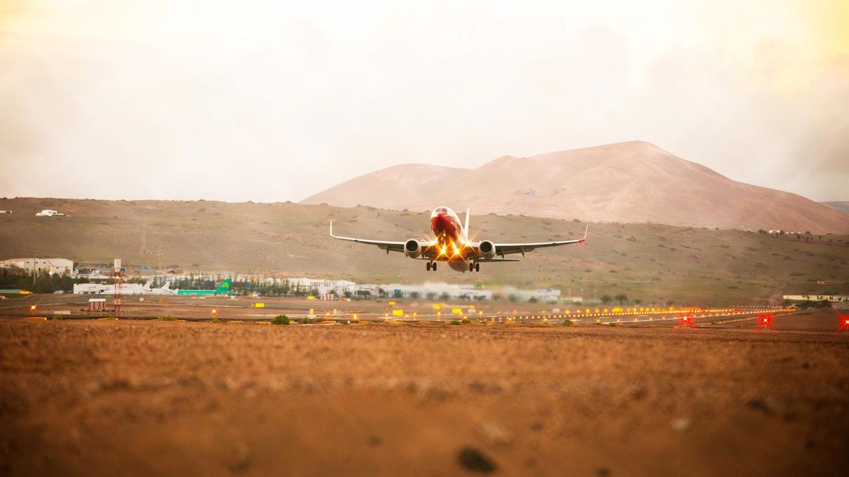 Archivo - Avión despegando de un aeropuerto de Canarias