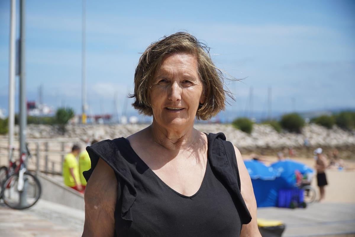 Balbina Rodríguez, usuaria de la playa de Oza