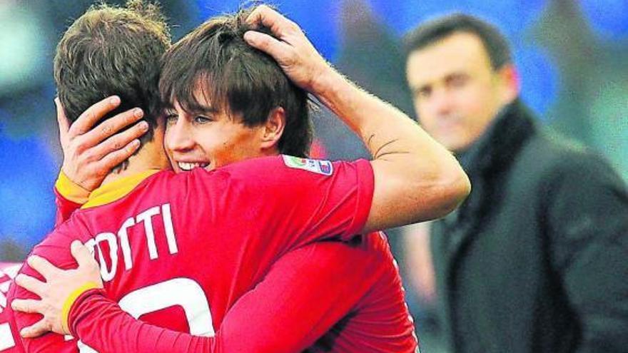 Totti felicita a Bojan tras lograr éste el cuarto gol del Roma, con Luis Enrique al fondo.