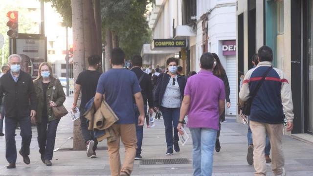Personas paseando por la Gran Vía de Murcia.