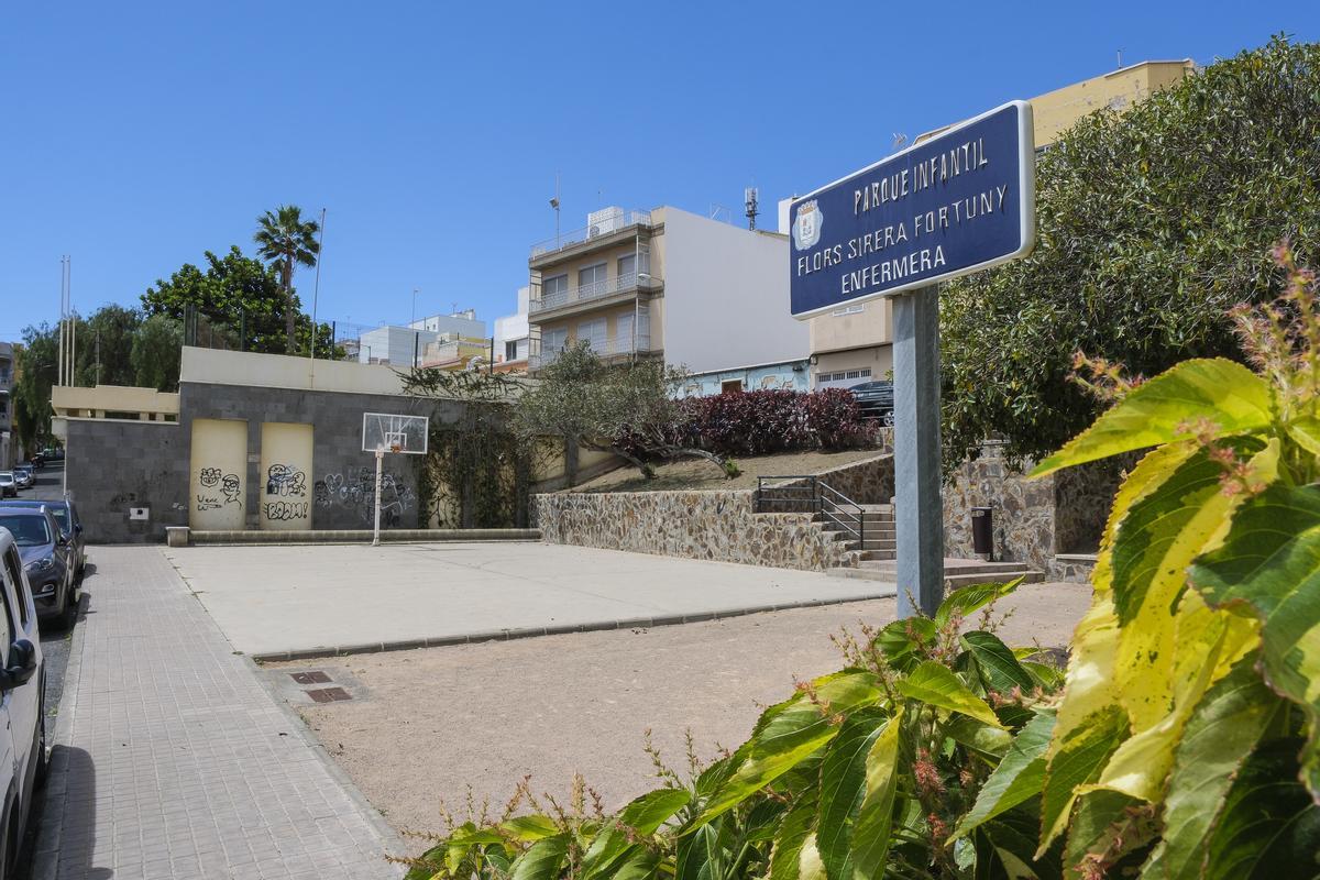 Cancha en la calle Alto de Los Leones, en el parque infantil Flors Sirera Fortuny Enfermera de Los Tarahales.