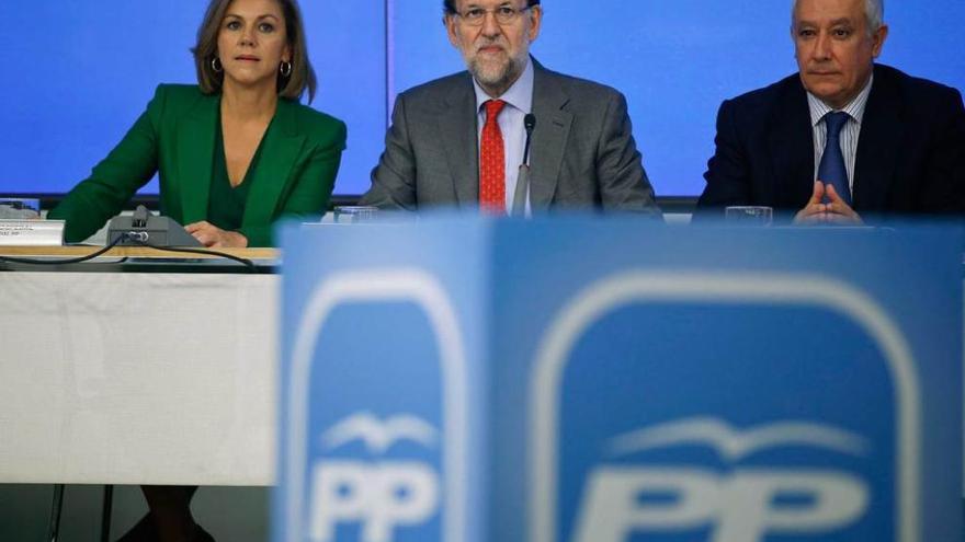 Rajoy, ayer, flanqueado por Cospedal y Javier Arenas en la reunión del comité ejecutivo nacional.