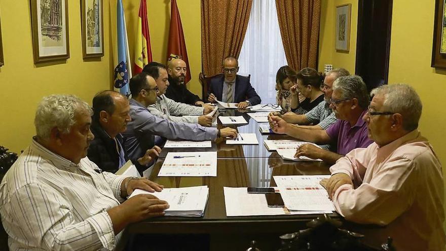 El alcalde, en el centro con varios de sus ediles y representantes de la Agrupación Miño, en la reunión de ayer. // Jesús Regal