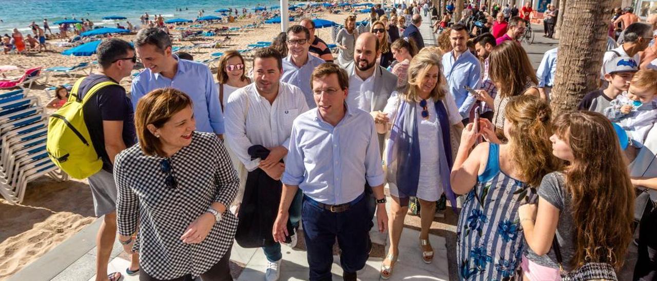 Puente en Benidorm con el alcalde de Madrid a la caza de votos para el PP