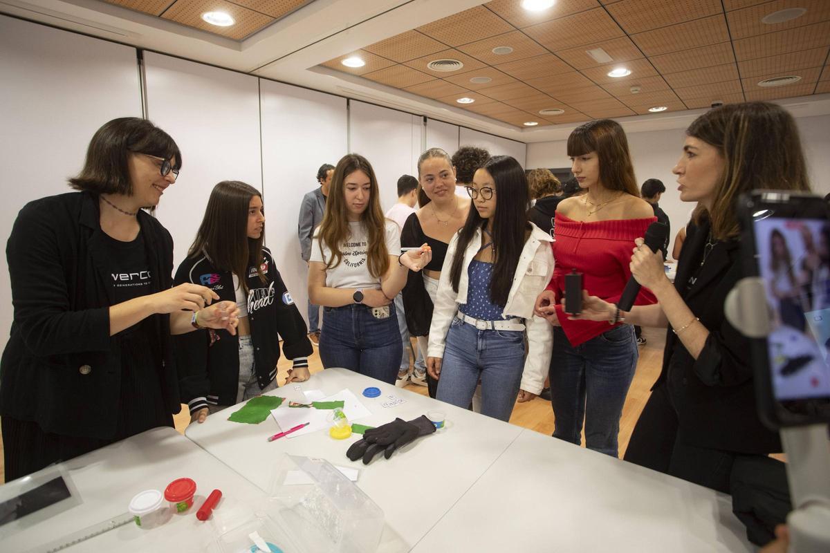 Mujeres en talleres durante la semana de la ciencia 2025.