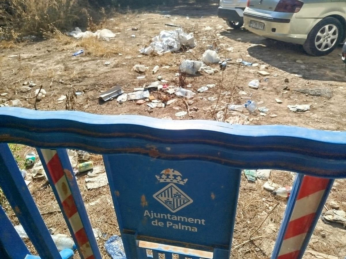 Denuncian suciedad y robos en un aparcamiento público junto a la playa de Cala Major