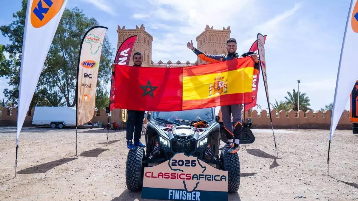 Ibra Ettaiek, el piloto que acerca las carreras a los niños del desierto