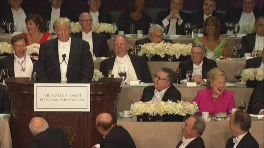 Trump llama "corrupta" a Clinton en la tradicional cena benéfica de campaña