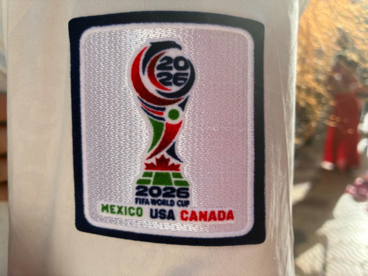 Detalles de la camiseta blanca de España, el logo "oficial" del mundial