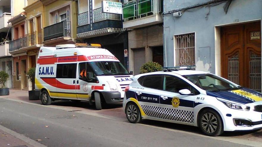 Una ambulancia y un coche de la Policía Local de Silla ante el domicilio de la fallecida.