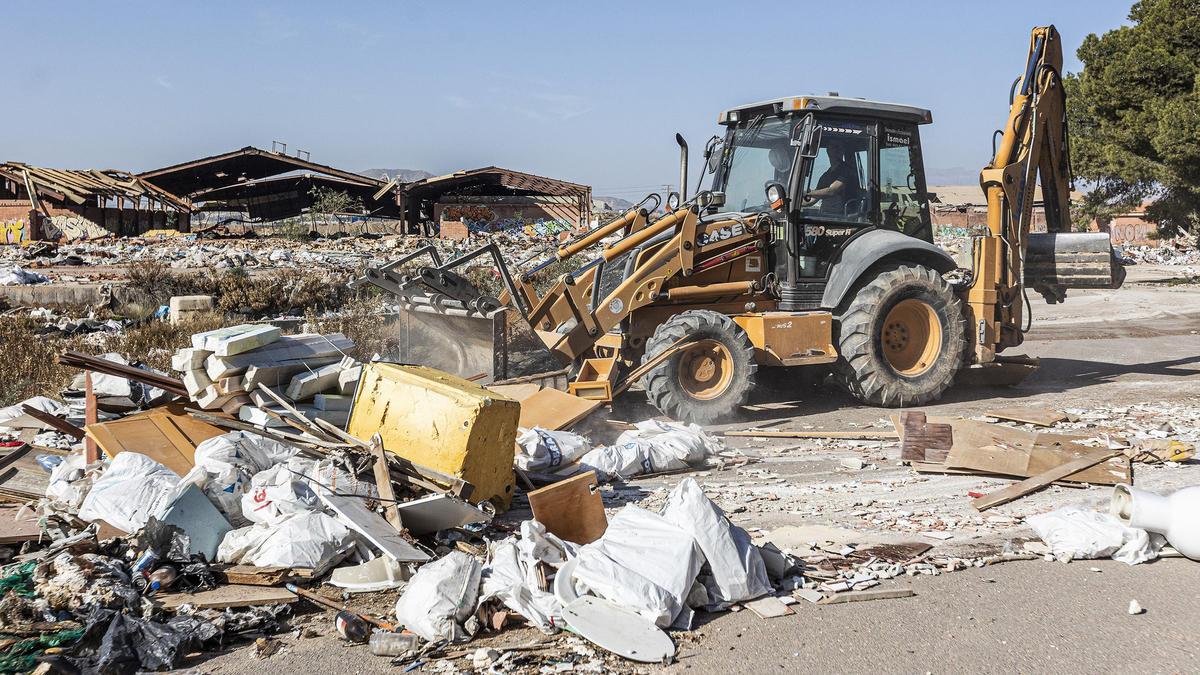 Una escavadora trabaja en la retirada de material en Rabasa