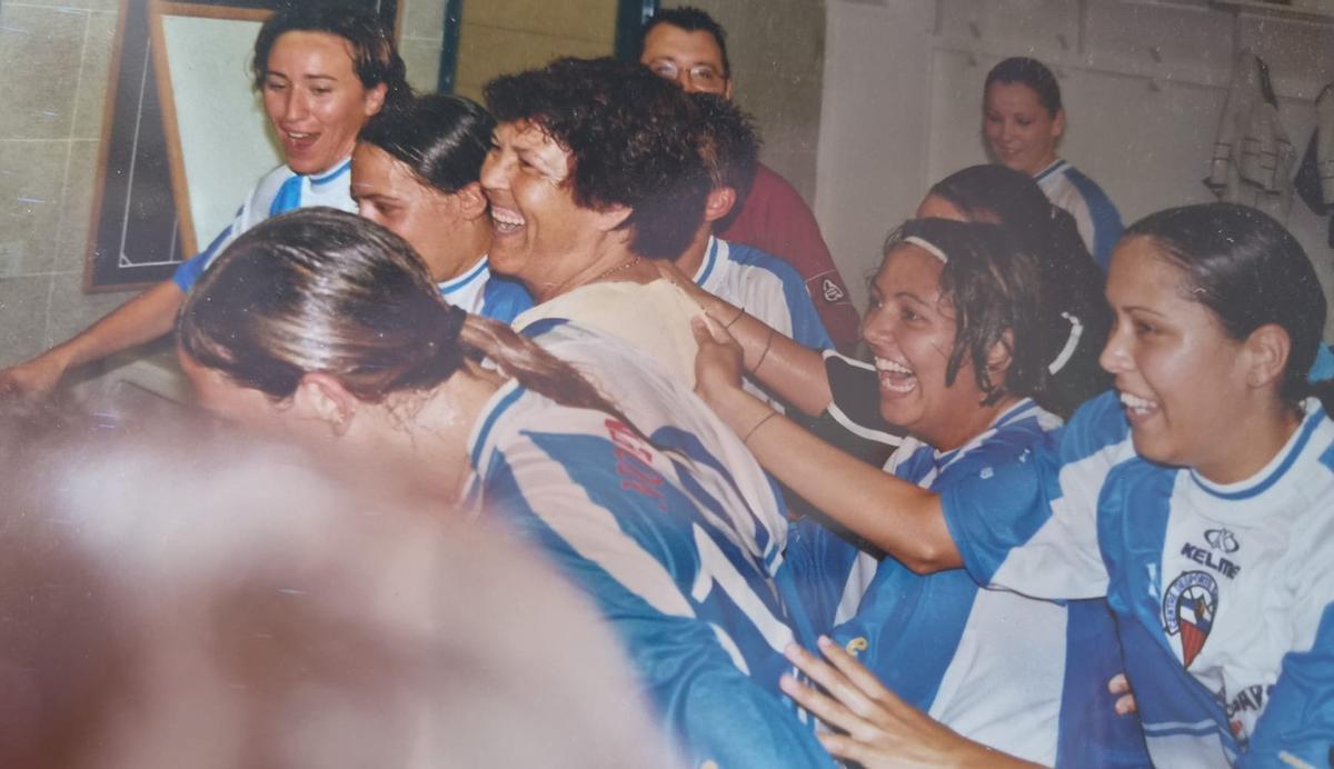 Socorro y María José celebran en el vestuario la conquista de la Copa en el vestuario del Sabadell en 2003.