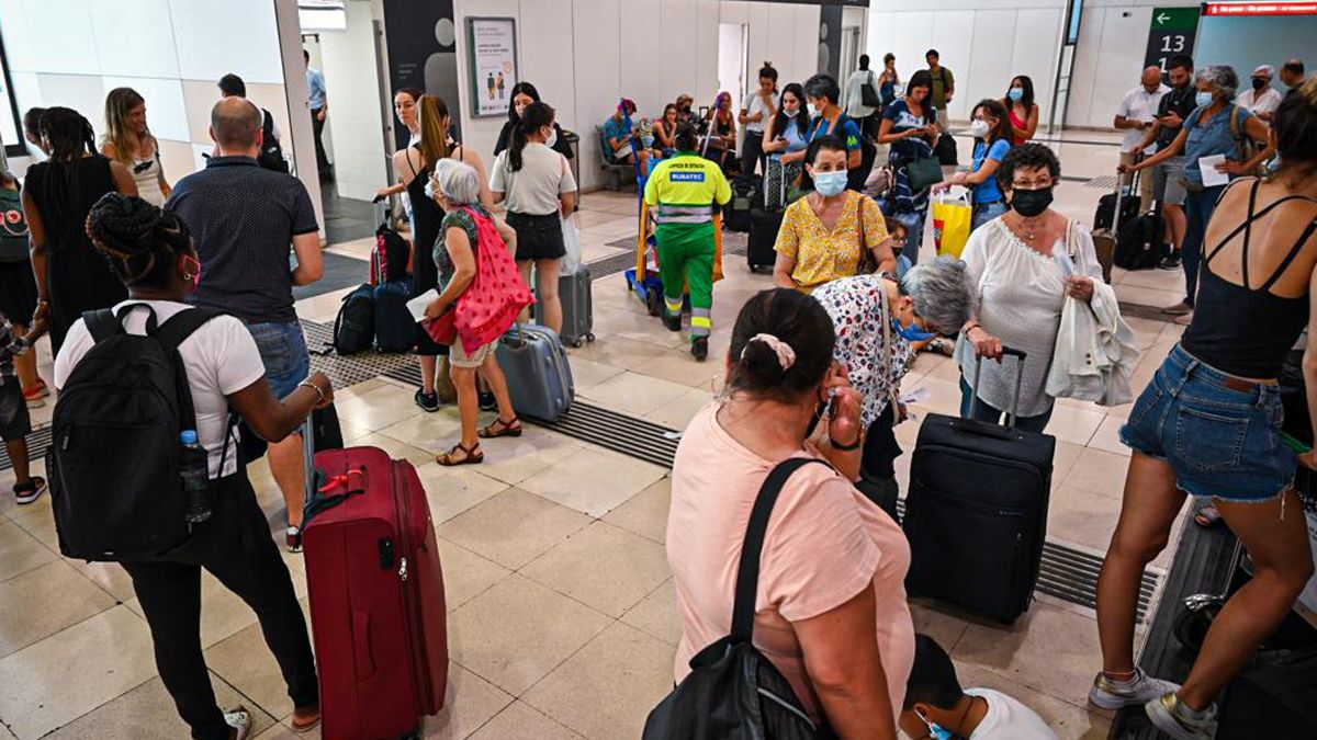 Pasajeros en los accesos a la estación de Sants de Barcelona