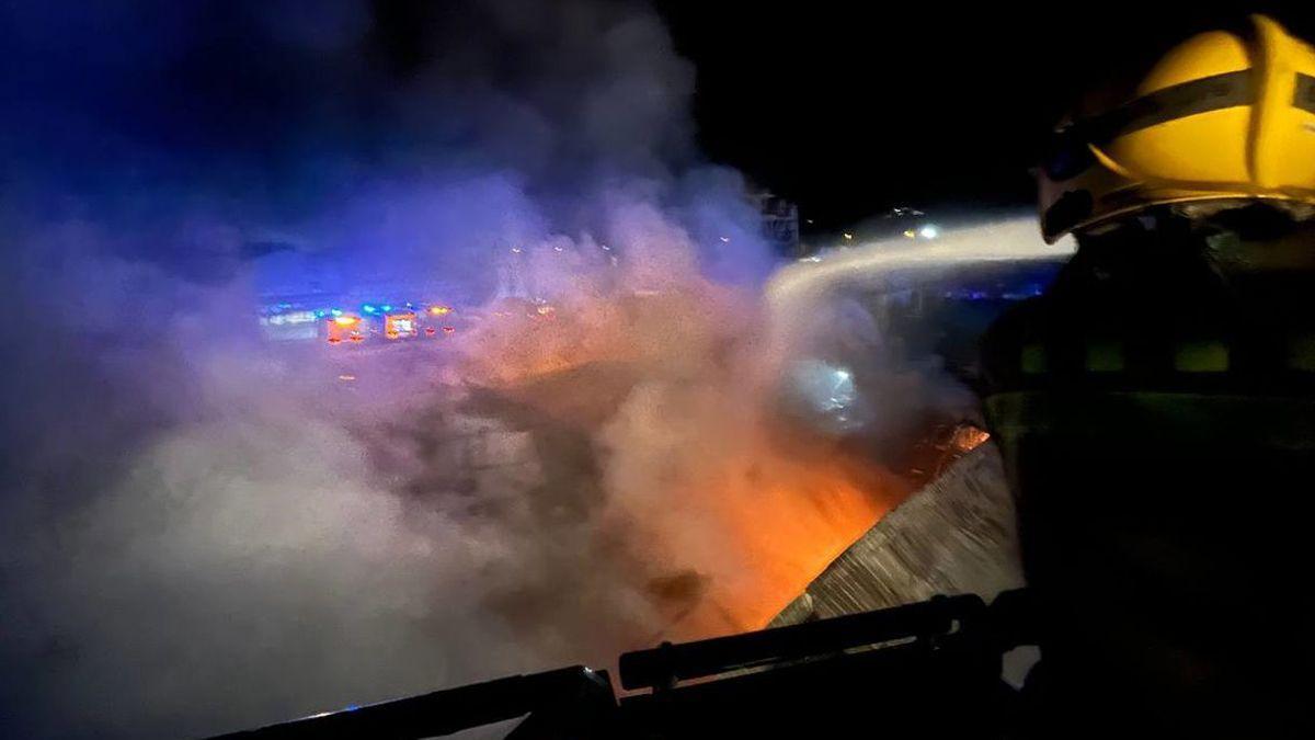 Los bomberos trabajan en la extinción del incendio de La Llagosta.