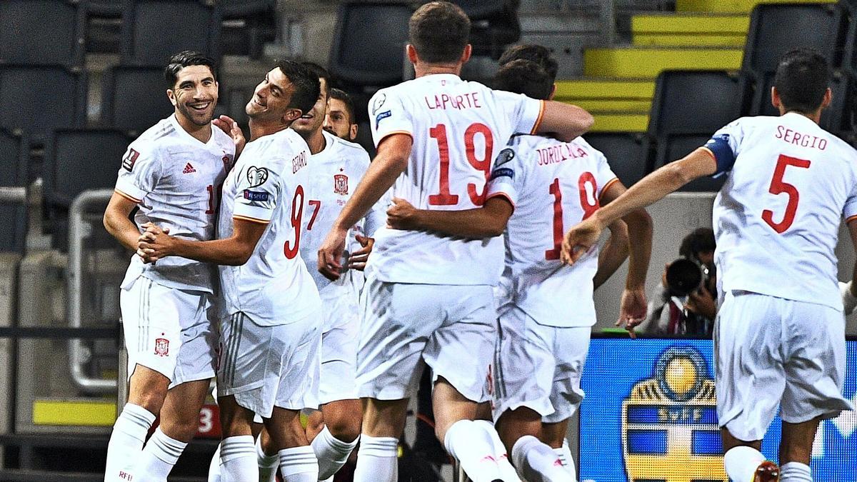 Los jugadores de la selección acuden a felicitar a Carlos Soler, después desu debut goleador con la selección ante Suecia. | EFE/CLAUDIO BRESCIANI