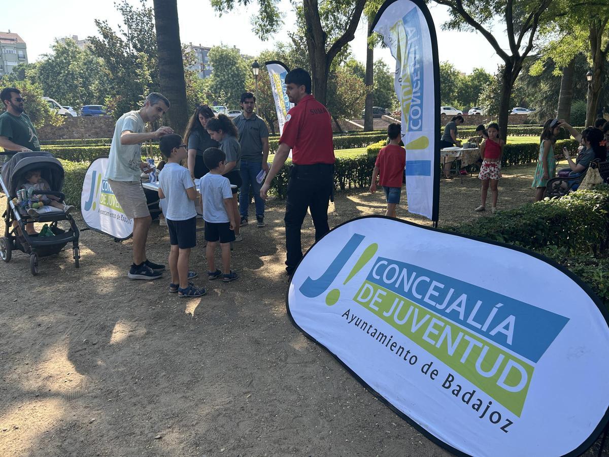 Jesús acompaña a sus hijos a la entrada de los talleres, ayer, en el parque de La Legión.