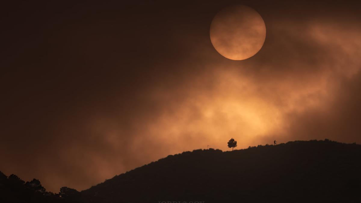 El polvo del Sahara durante el atardecer sobre la cumbre del monte Bolón de Elda.