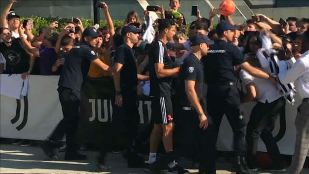 Locura por Cristiano Ronaldo en el inicio de los entrenamientos de la Juve